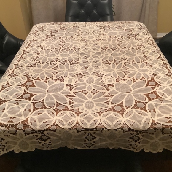Table Linen - Picture 2 of 4